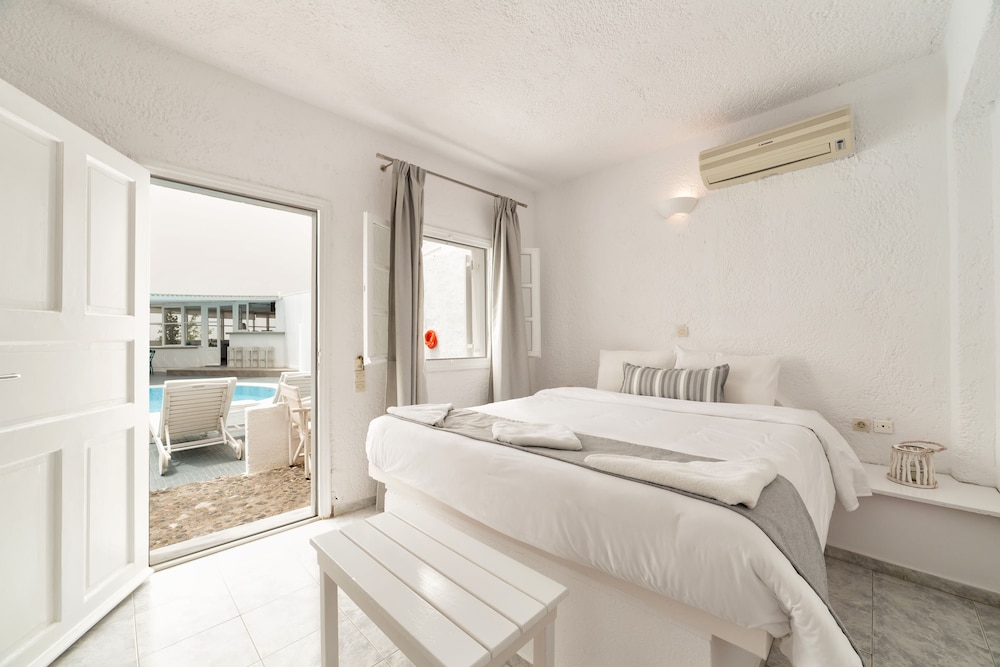 Standard Room (Caldera View)