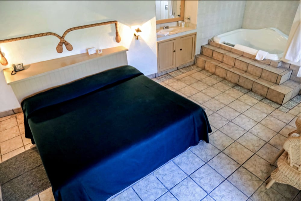 Superior Room, 1 King Bed, Jetted Tub