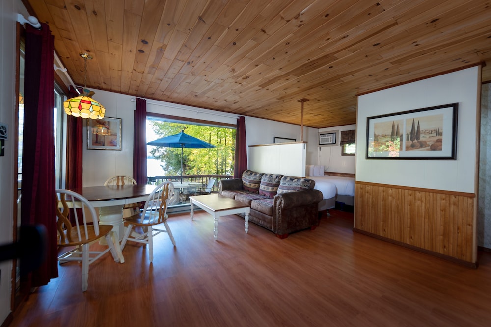 Lakefront Studio Suite, Private Deck, Upper Level