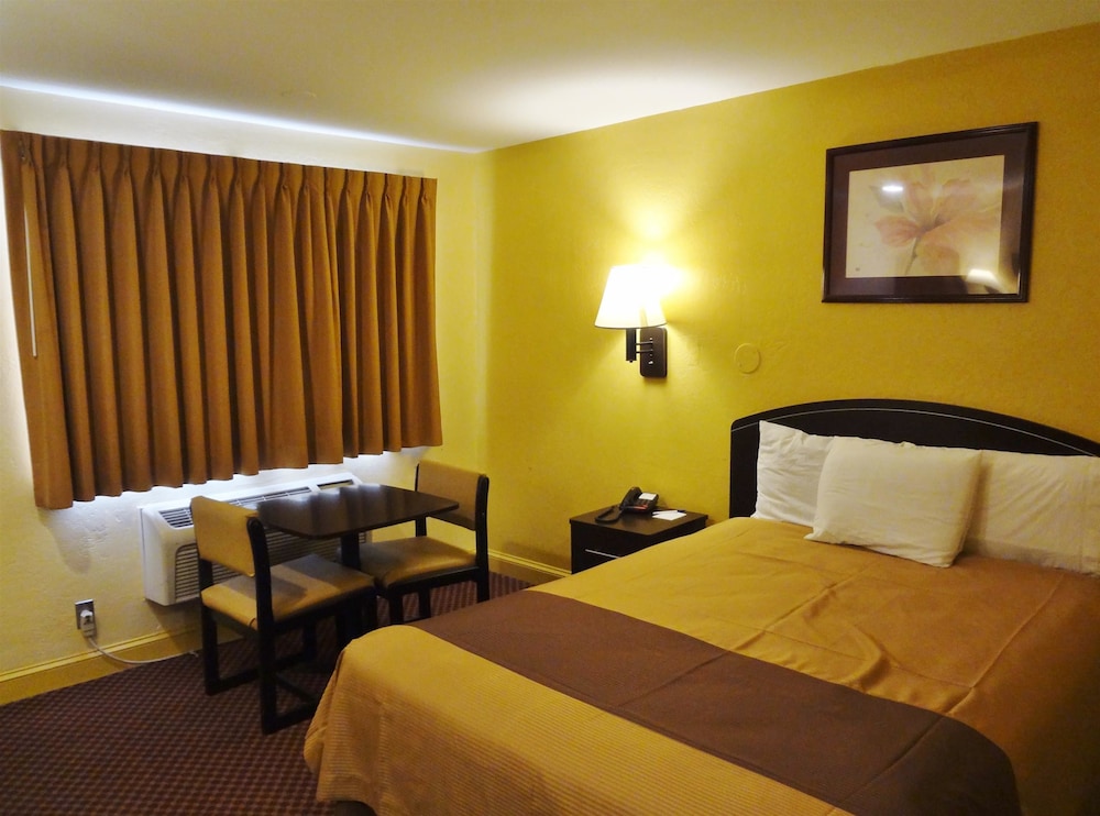 Room, 1 Queen Bed, Accessible, Smoking (Handicap) - Photo 1