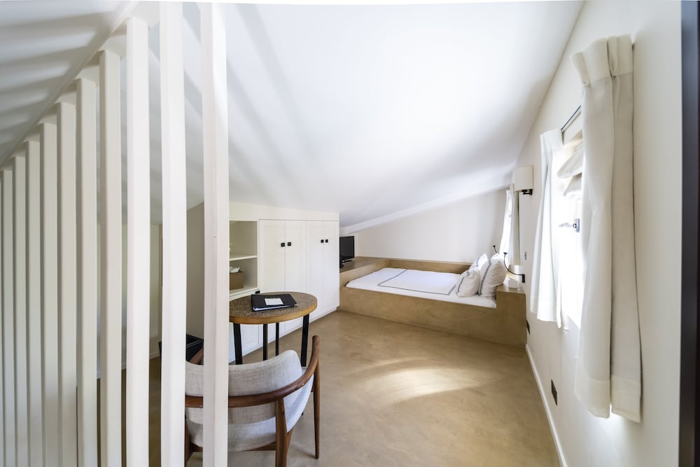 Classic Room, Attic