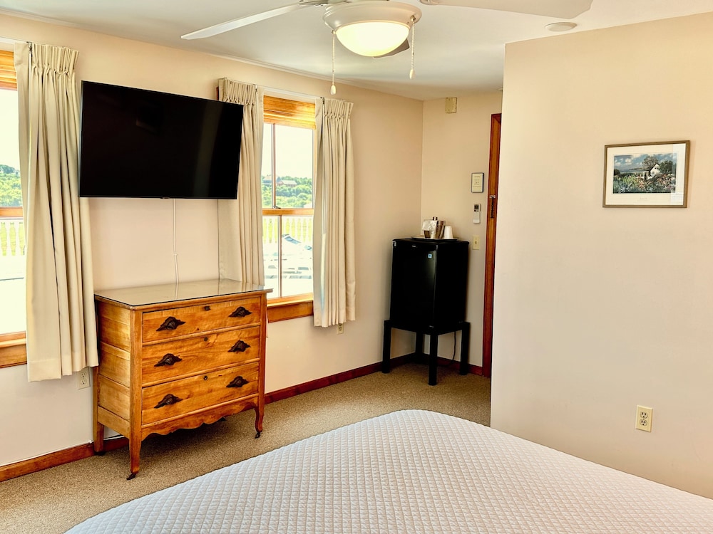 Room, 1 Queen Bed, Non Smoking, Partial Ocean View photo 2