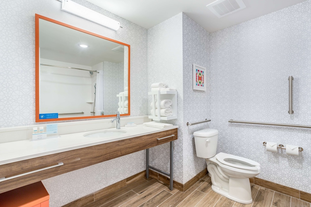 Room, 1 King Bed, Accessible, Bathtub - Photo 5
