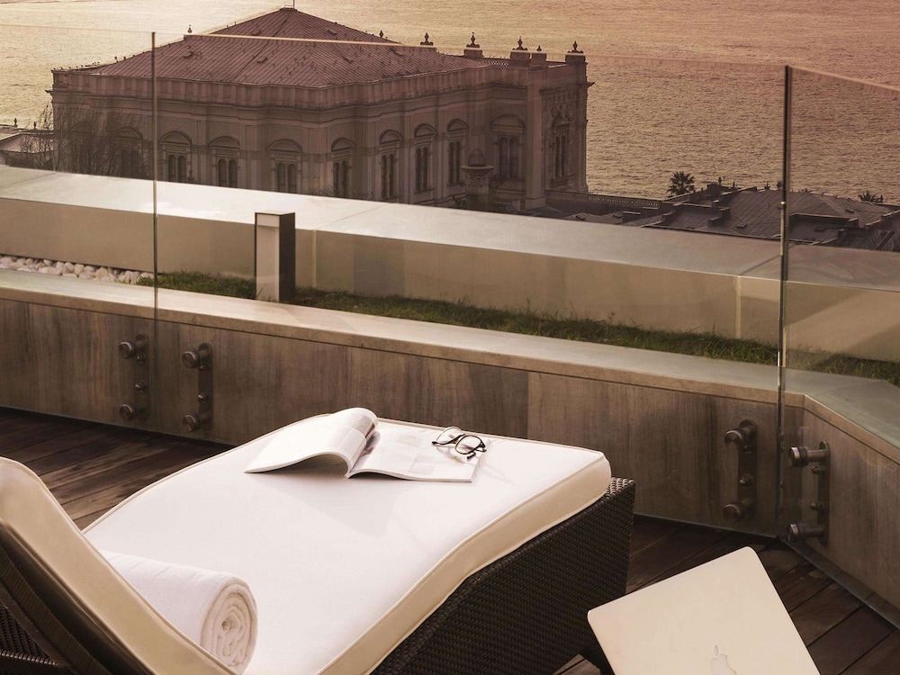 Suite, 1 King Bed with Sofa bed, Terrace with executive lounge access thumbnail 6