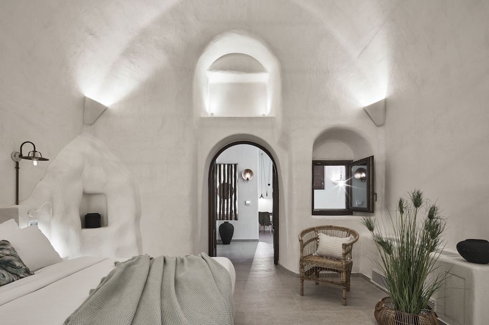 Deluxe Queen Suite with indoor Hot Tub - Photo 11