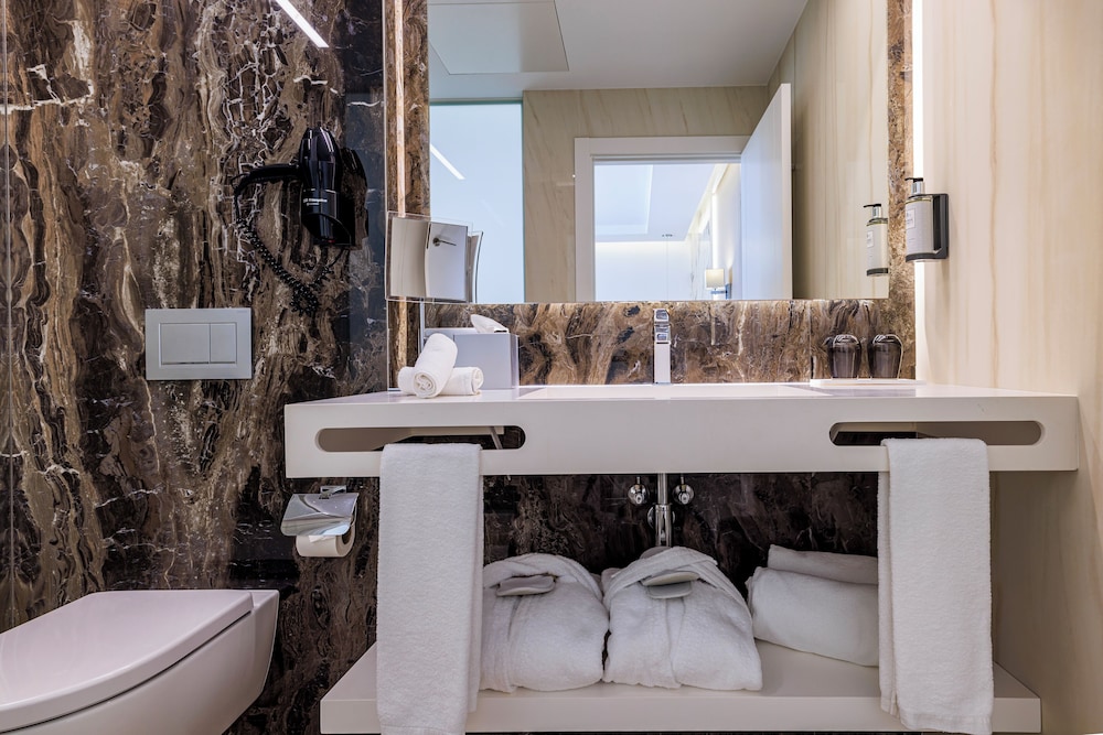 Deluxe Room, Jetted Tub, Sea View - Photo 17