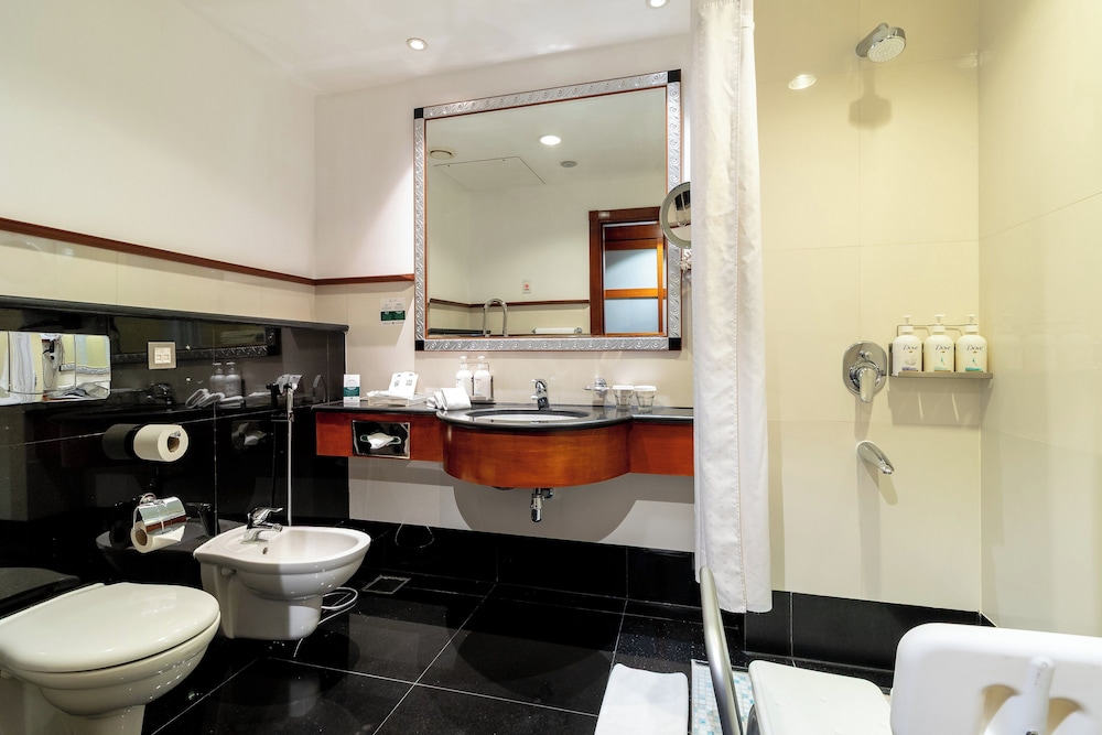 Room, 1 King Bed, Accessible, Pool View - Photo 6