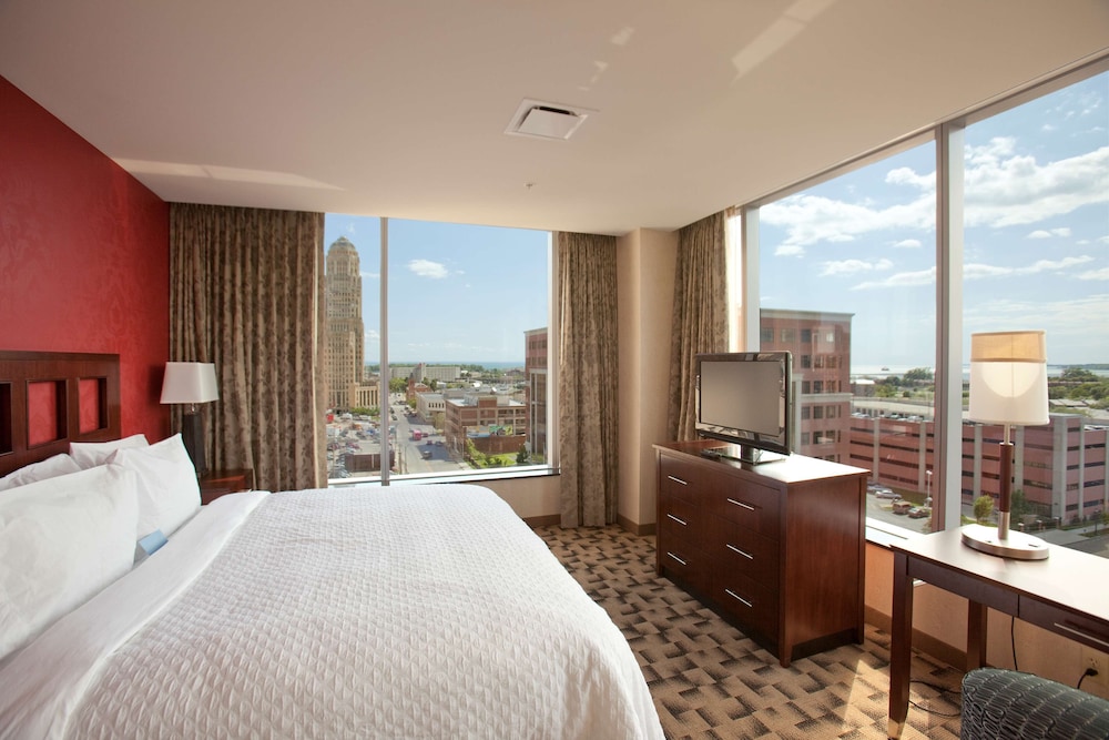 Executive Suite, 1 King Bed with Sofa bed, Corner - Photo 1
