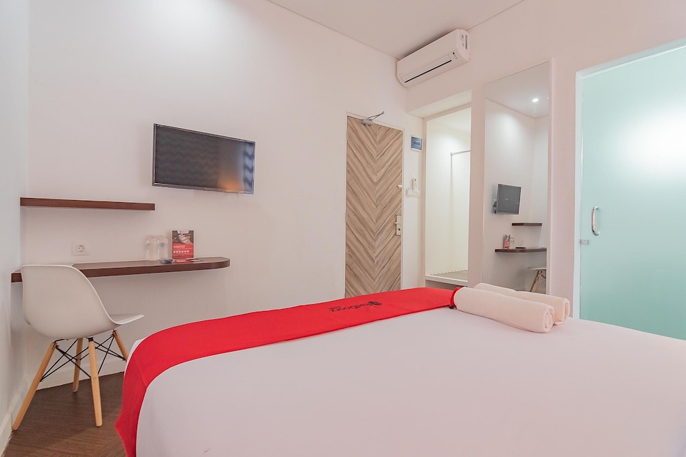 Deluxe Room (Reddoorz) - Photo 4