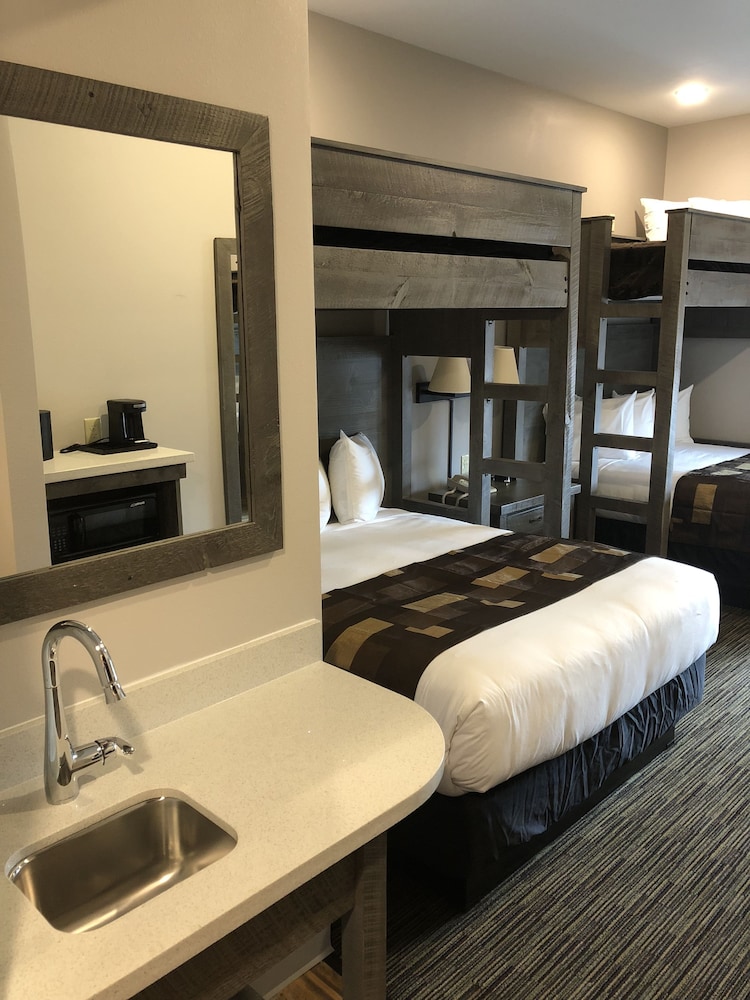 Standard Room, Multiple Beds (Two Queens Beds with Bunks over top G) photo 2