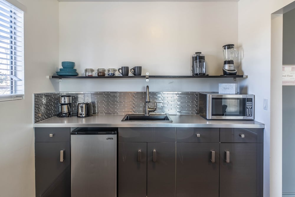 Suite, 1 King Bed, Kitchenette, Mountain View - Photo 4
