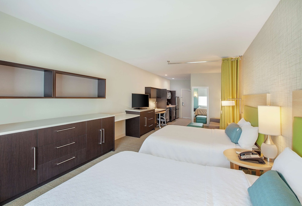Premium Studio, 2 Queen Beds, Non Smoking photo 2