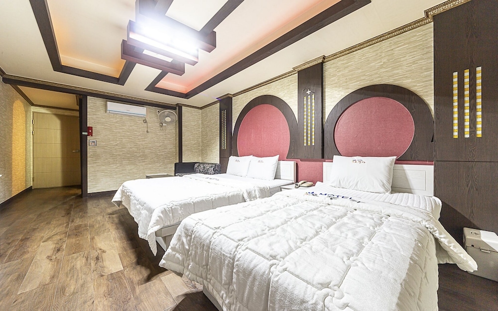 Room (Twin)