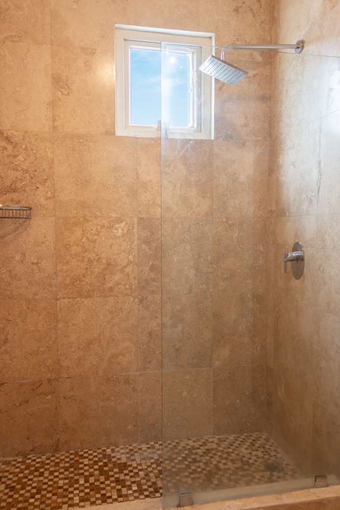 Deluxe Suite - Photo 6