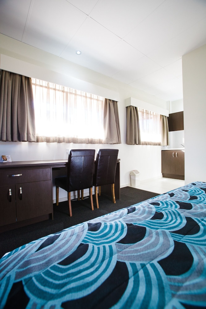 Deluxe Room, 1 Queen Bed thumbnail 6