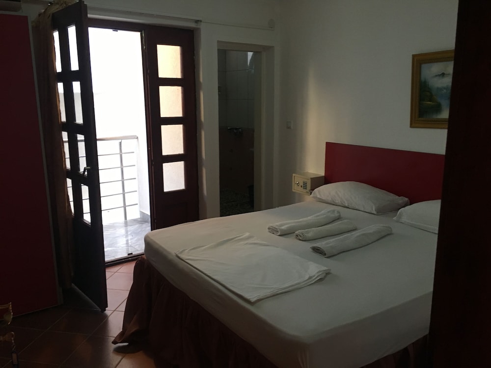 Basic Double Room, Partial Sea View (connecting room)