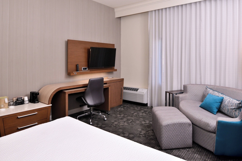 Room, 1 King Bed (Mobility/Hearing Access, Roll-In Shwr) - Photo 3
