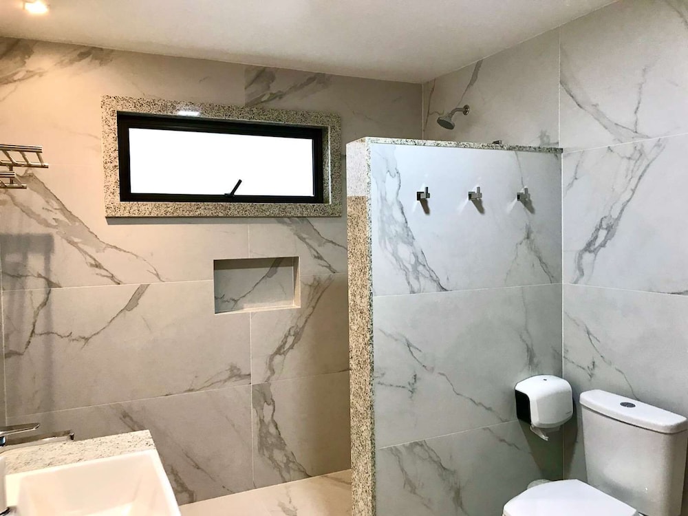 Suite - Photo 2