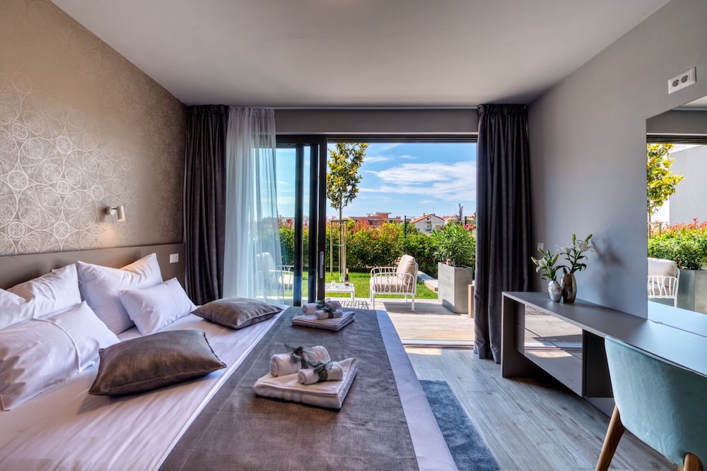 Deluxe Apartment, 1 Bedroom, Pool Access, Sea View