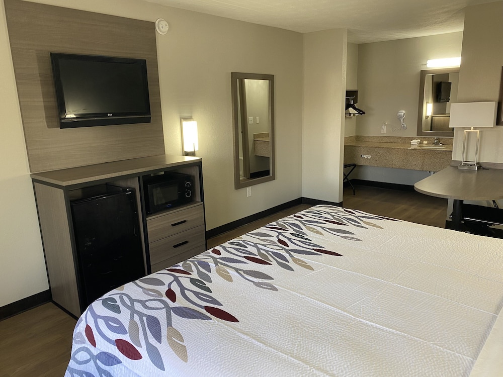 Superior Room, 1 King Bed, Smoking - Photo 4