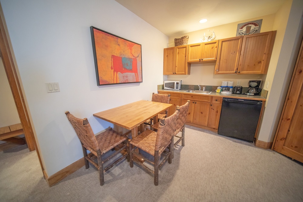 Deluxe Condo, 2 Bedrooms, Balcony, Pool View (Springs 8838) photo 2