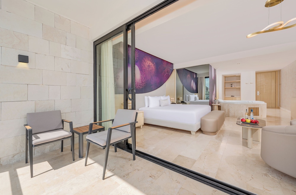 Beloved Tropical View Jacuzzi Suite - The Eden Section photo 2