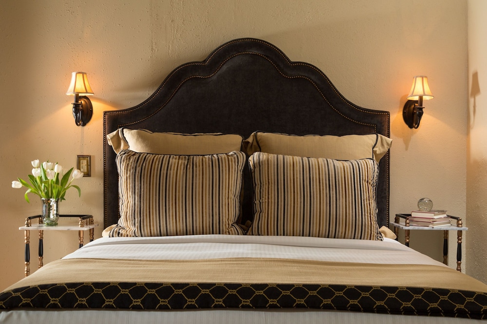 Room, 1 Queen Bed, Private Bathroom (Albert Suite) photo 3