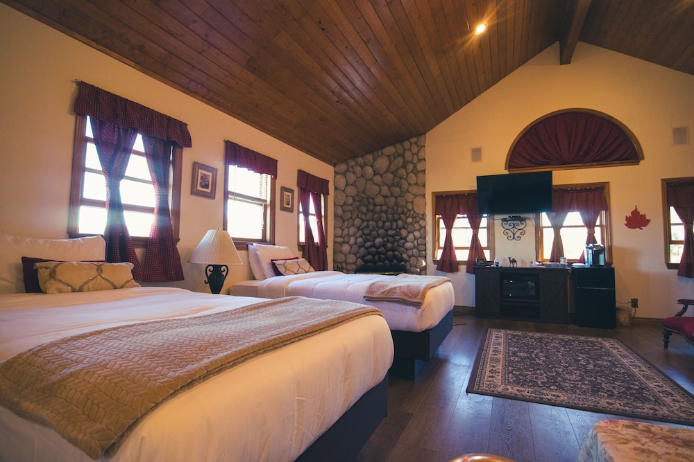 Grand Studio Suite, Multiple Beds, Mountain View photo 2