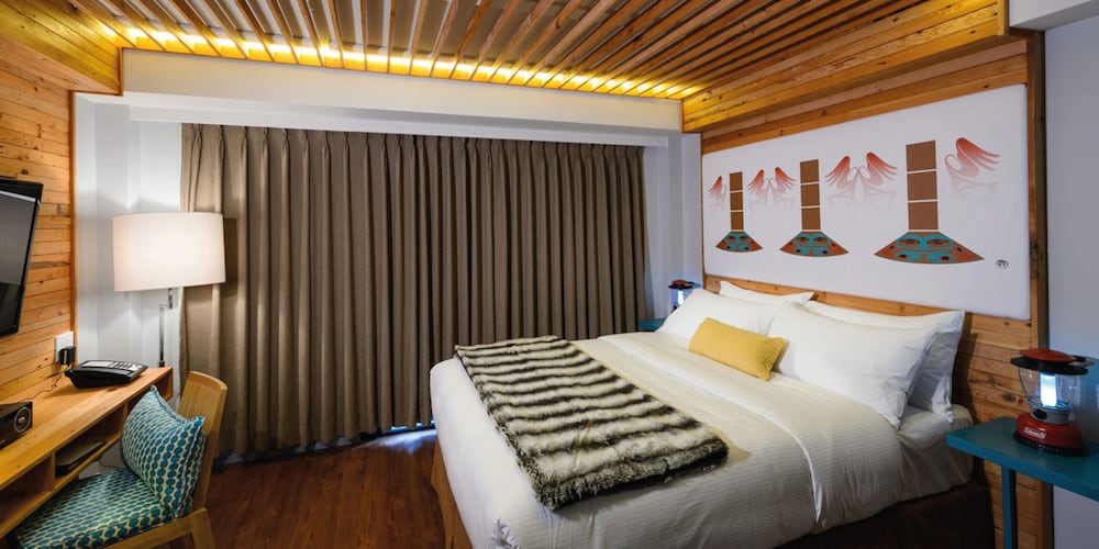 Deluxe Room, 1 Queen Bed photo 2
