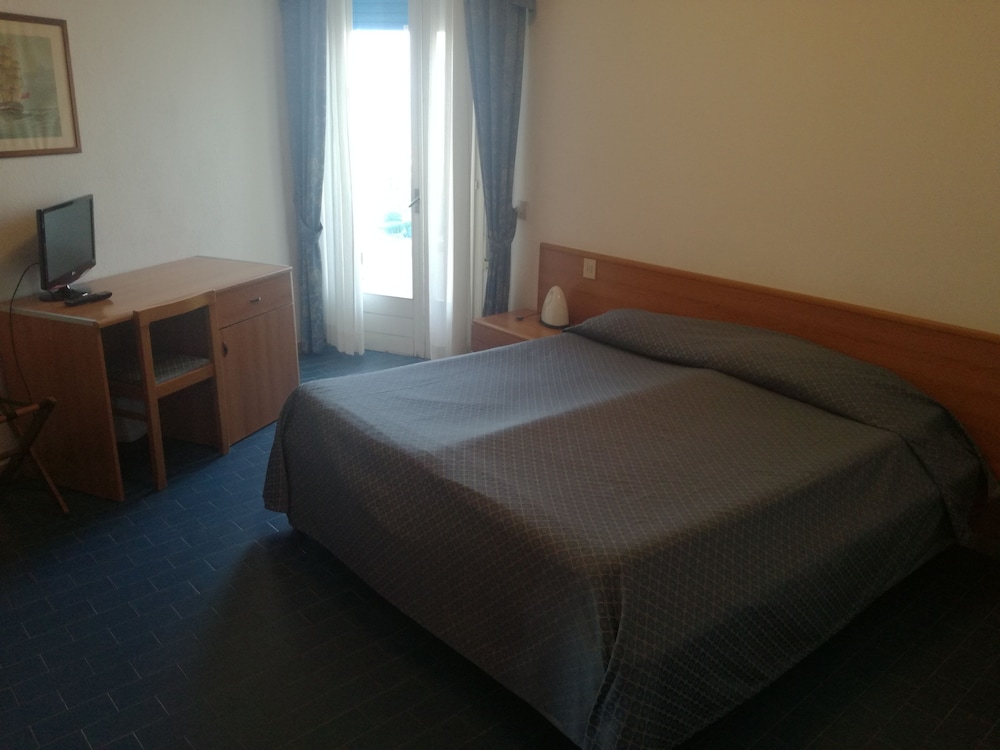 Triple Room, Balcony, Partial Sea View photo 1