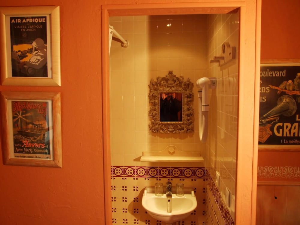 Twin Room, Shared Bathroom photo 2
