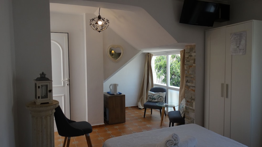 Double Room - Photo 6