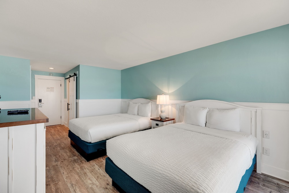 Deluxe Room, 2 Queen Beds, Partial Ocean View - Photo 2