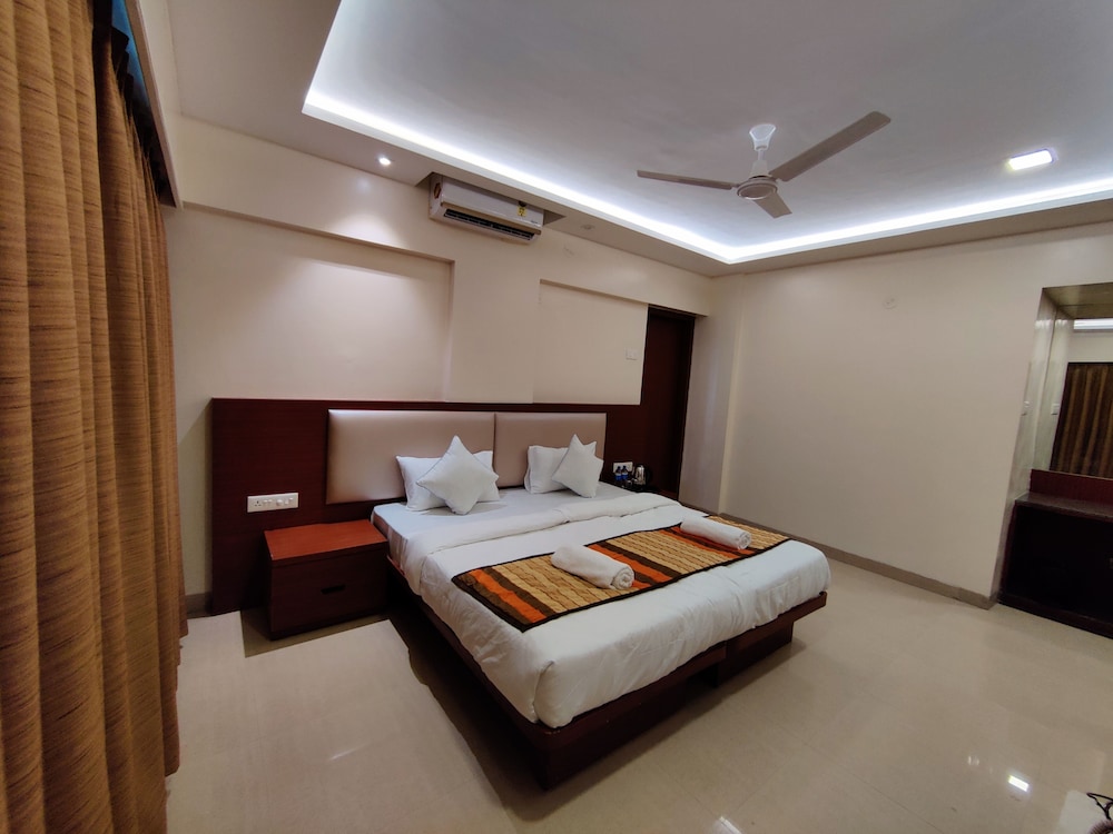 Deluxe Double Room with Balcony - Photo 29
