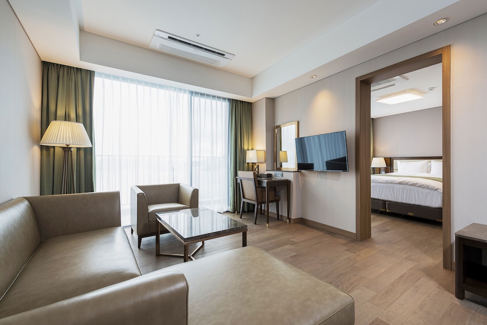 Semi Suite, No cooking (Ocean View available at surcharge) photo 2