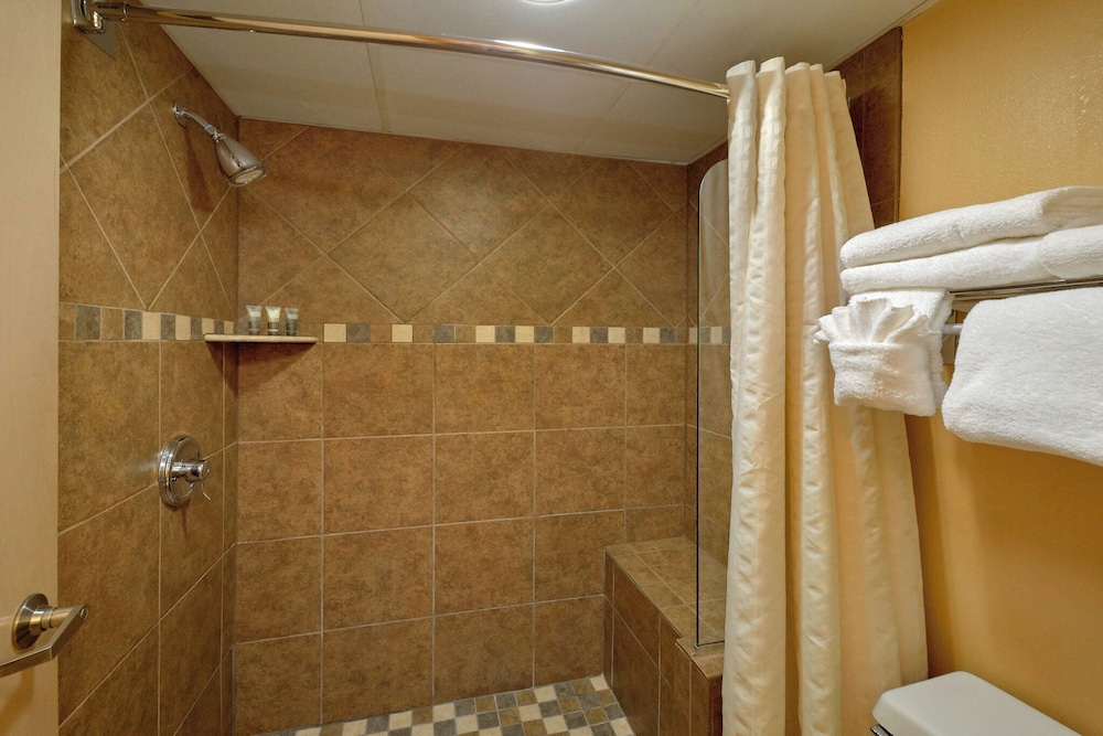 Standard Room, 2 Queen Beds (Stream View)