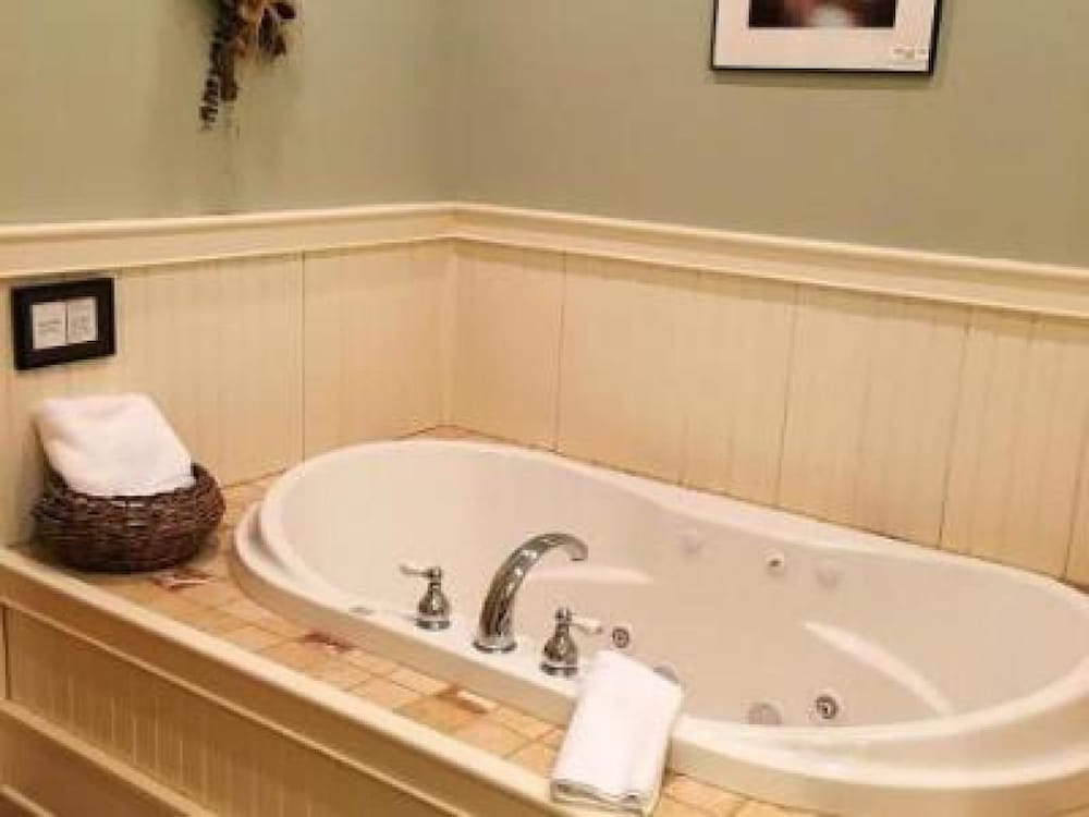 Luxury Double Room, Hot Tub, Lake View (Oak) photo 3