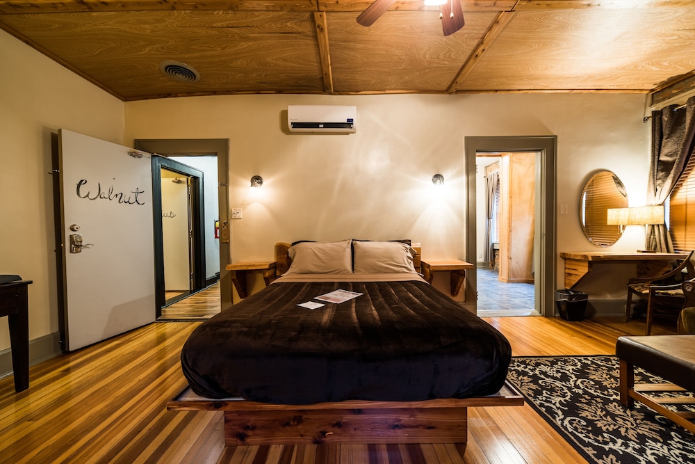 Standard Room, 1 Queen Bed with Sofa bed, Non Smoking (Walnut Room) photo 3