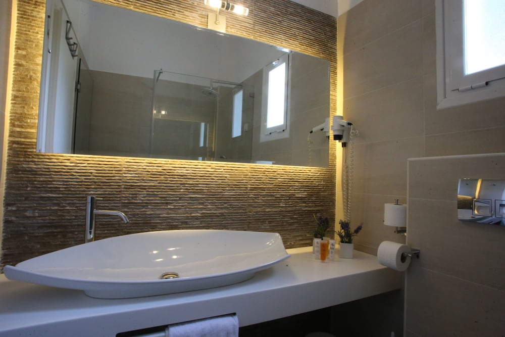 Standard Triple Room - Photo 8