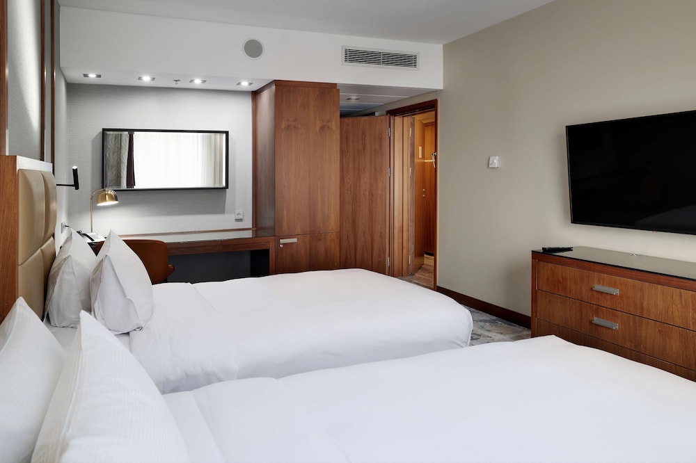 Family Room, 1 King Bed - Photo 4