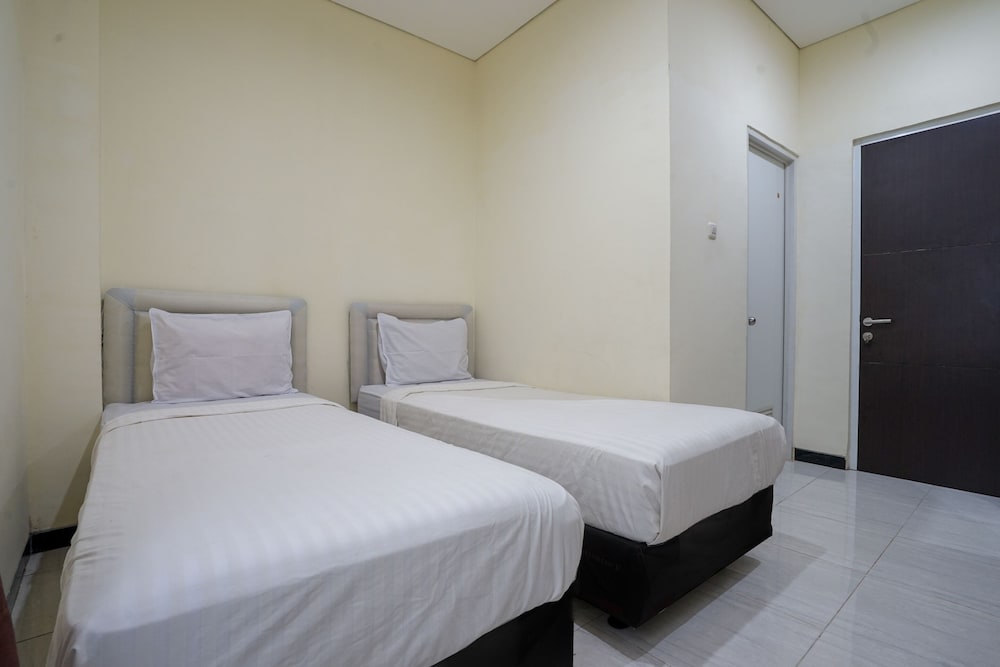 Economy Twin Room - Photo 6
