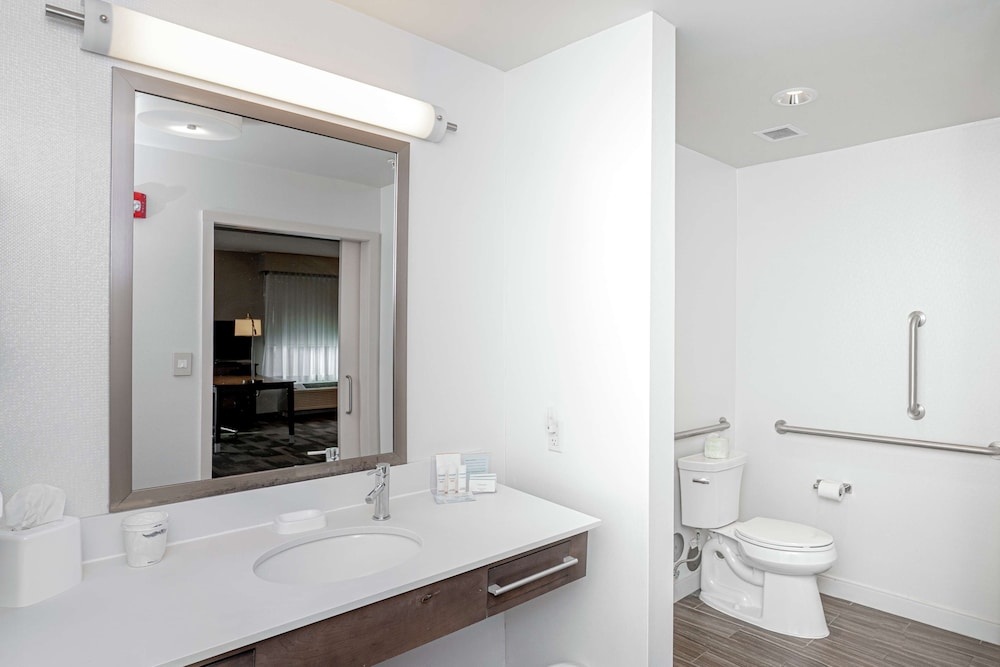 Room, 2 Queen Beds, Accessible, Bathtub photo 3
