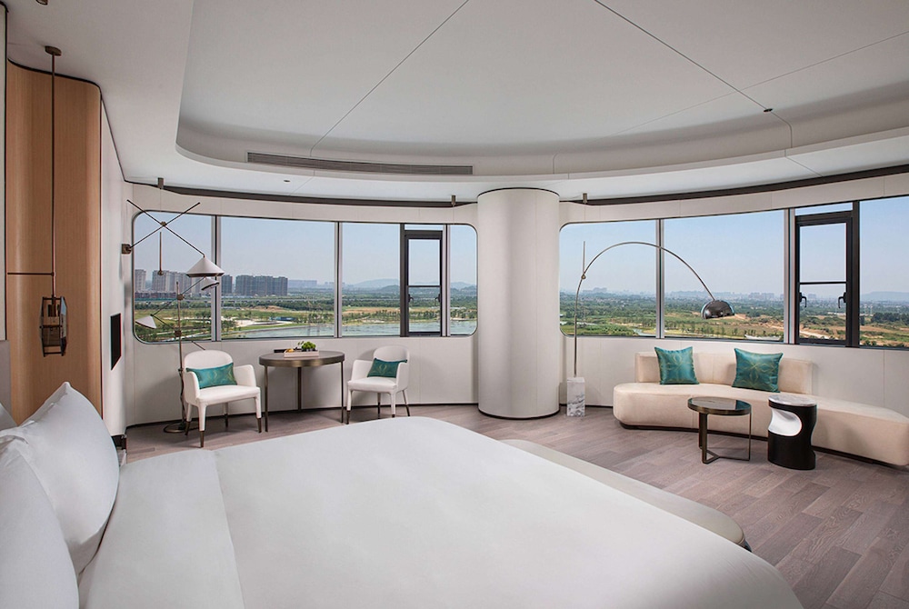 Deluxe Suite, 1 King Bed, Lake View photo 1