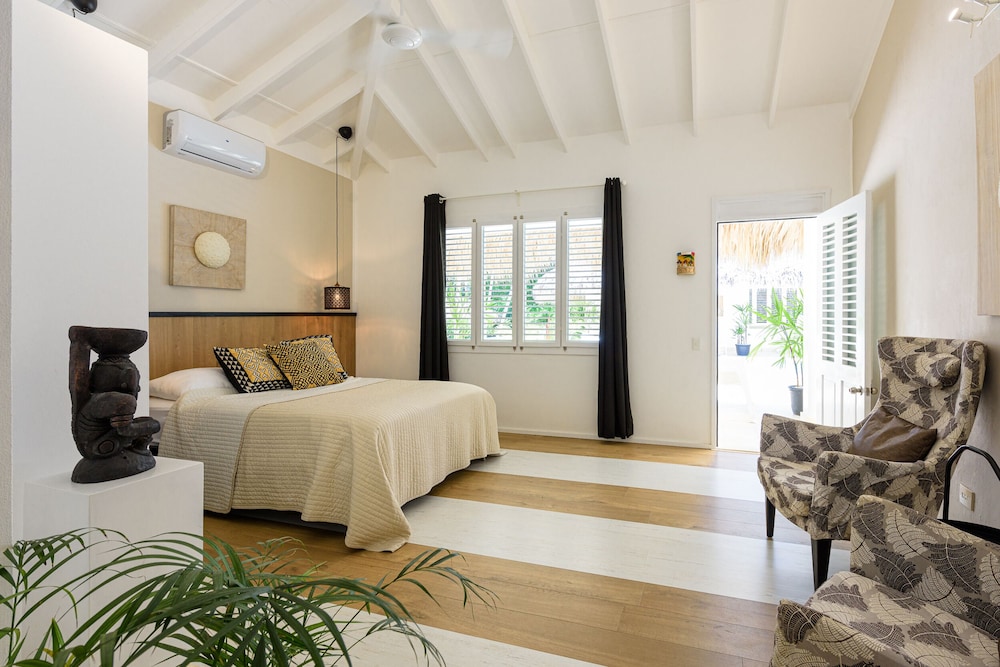 Deluxe Room, 1 Queen Bed, Pool View