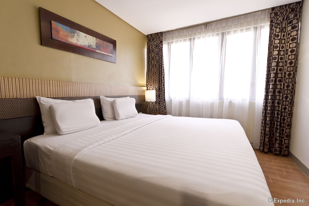 Deluxe Room, 1 King Bed photo 3