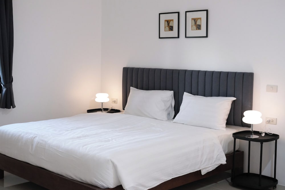 Deluxe Room, 1 Bedroom, Pool Access photo 1