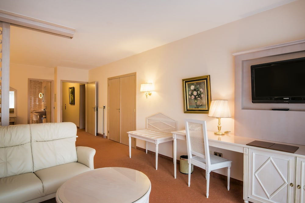 Family Room with Balcony, sunny side photo 2