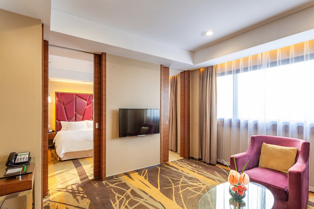 Suite, 1 King Bed, Non Smoking - Photo 1