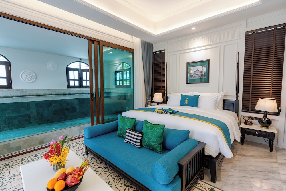 Crystal Pool Suite