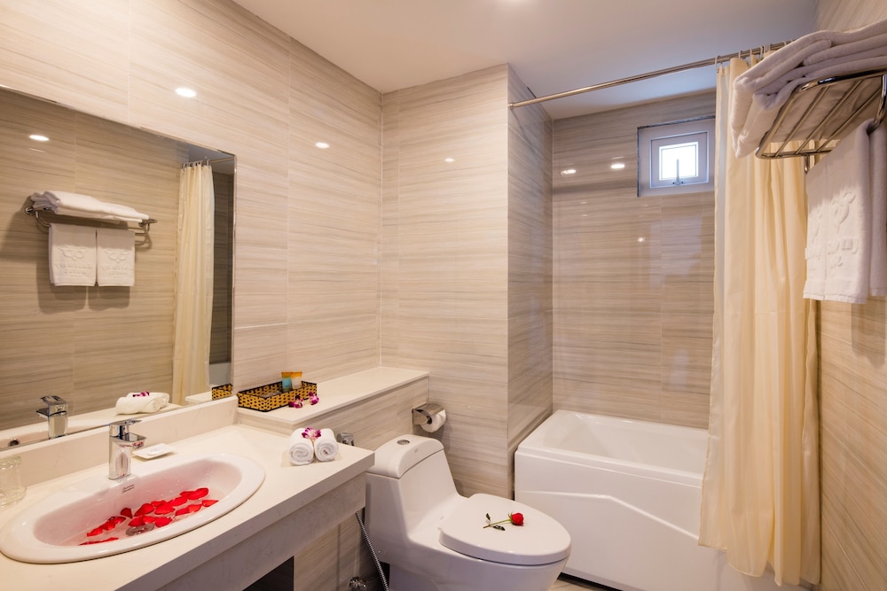 Deluxe Double or Twin Room, Balcony, City View photo 2